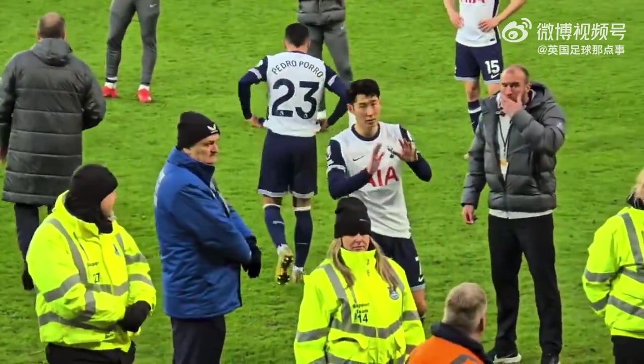 谈球吧官网登录入口孙兴慜谢场表达歉意时被球迷辱骂…🗣️