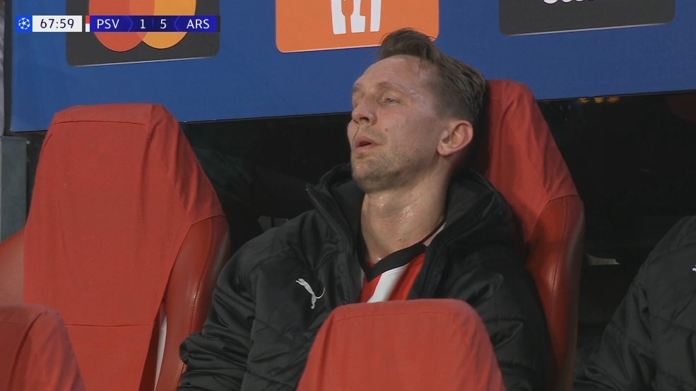 谈球吧体育app官网卢克-德容谈7球惨败:我们对尤文踢得不错,但阿森纳比我们强得多