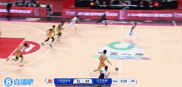 谈球吧官网登录入口局势倒转！辽宁5分钟只得2分&江苏一波17-2的反扑追到只差2分