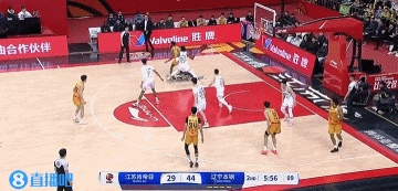 谈球吧官网登录入口局势倒转！辽宁5分钟只得2分&江苏一波17-2的反扑追到只差2分