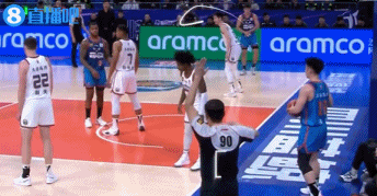 谈球吧体育app官网3+2！亨特命中3分&祝铭震篮下犯规送球权 后者犯规再送亨特两罚