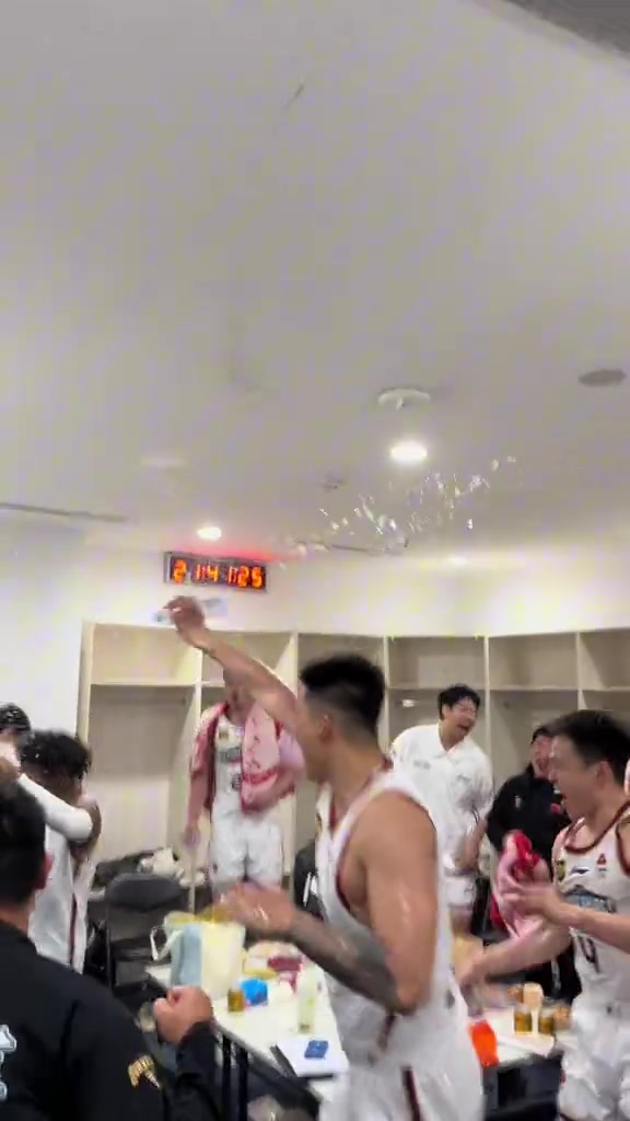 谈球吧广东更衣室成同曦欢庆海洋🌊同曦GM&众将泼水庆祝 阿日激情喊话