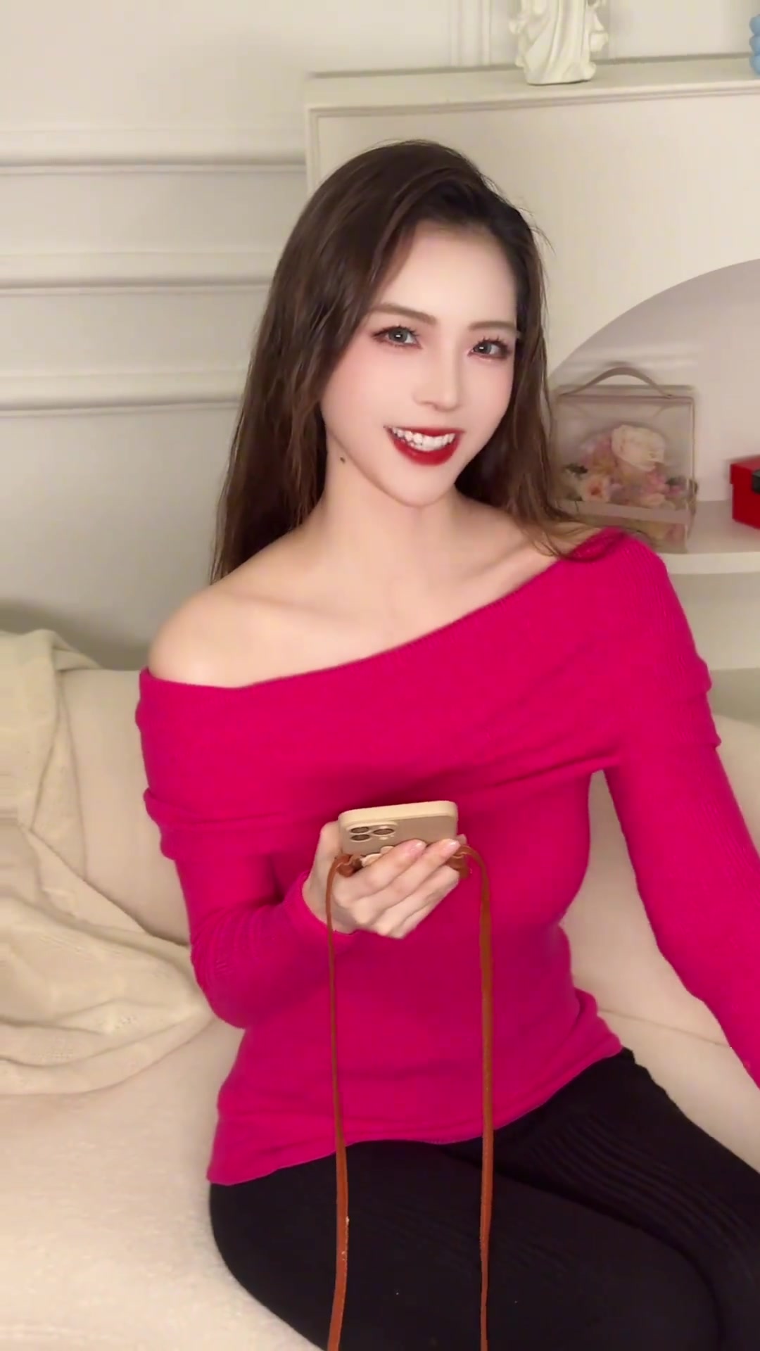 谈球吧体育官网入口LPL主持余霜分享小小迦娜Cos视频：有你，就是好天气