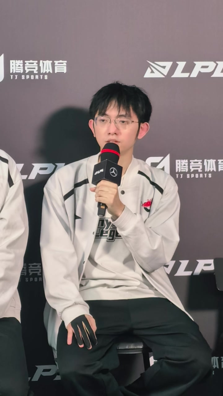 谈球吧(中国)官方网站赢了对线又不一定赢游戏！圣枪哥：看见对面选大虫子一点都不慌