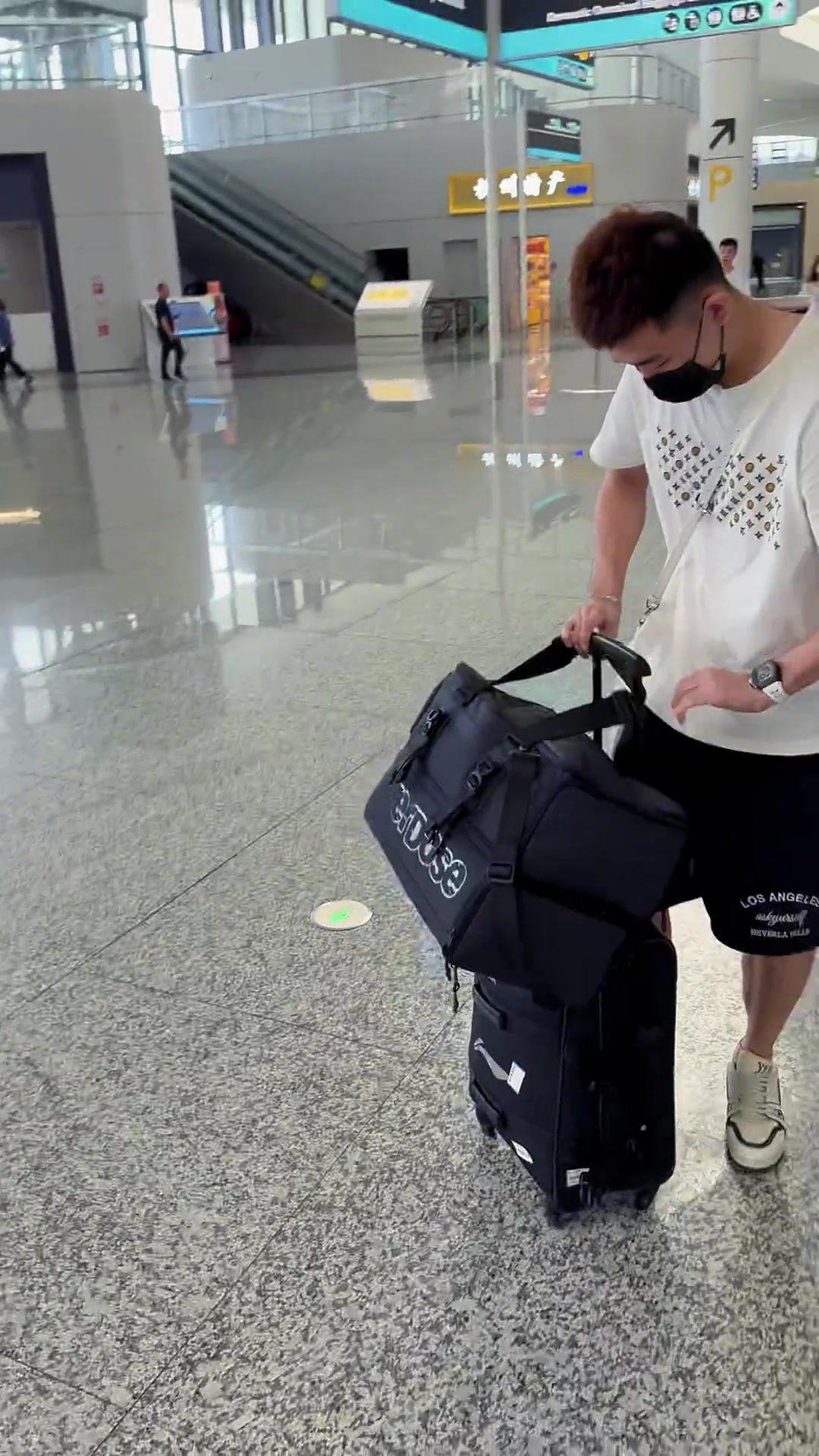 谈球吧体育官网入口会玩儿 周琦晒随球队前往贵港视频 给孙铭徽P了个踢足球🤣